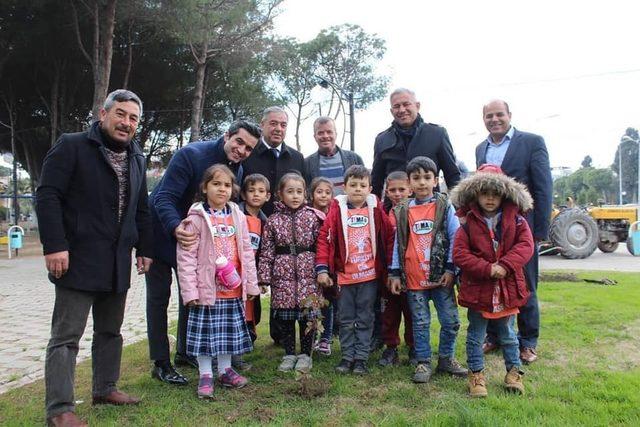 İsmet Akın çocuklarla birlikte fidan dikti