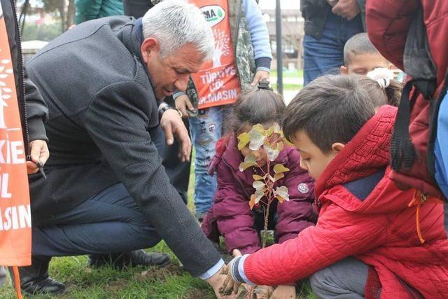 İsmet Akın çocuklarla birlikte fidan dikti