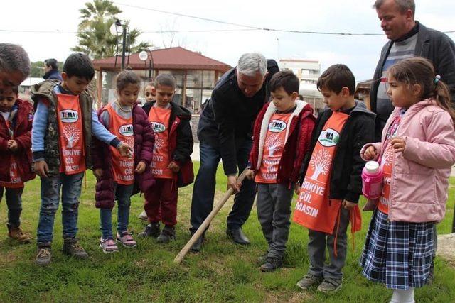 İsmet Akın çocuklarla birlikte fidan dikti