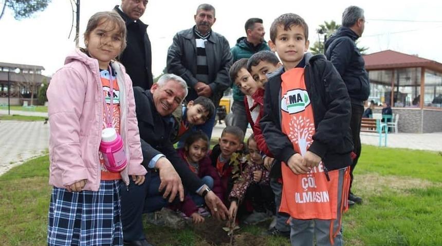 İsmet Akın çocuklarla birlikte fidan dikti