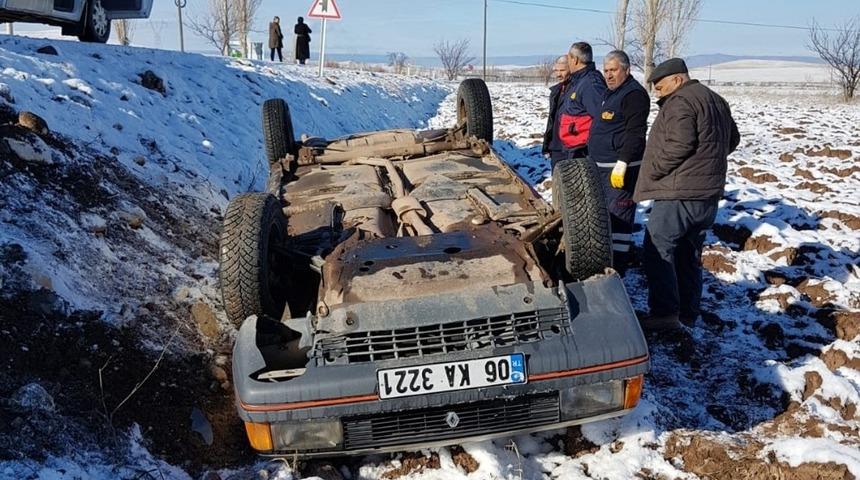Otomobil şarampole devrildi: 2 yaralı