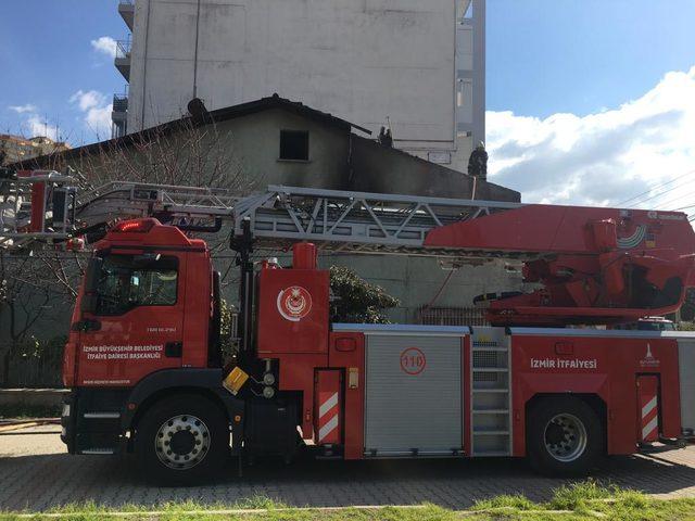 Yangın çıkan evlerinden kedileriyle kurtarıldılar