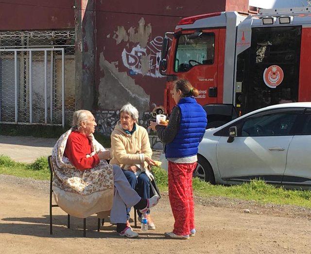 Yangın çıkan evlerinden kedileriyle kurtarıldılar