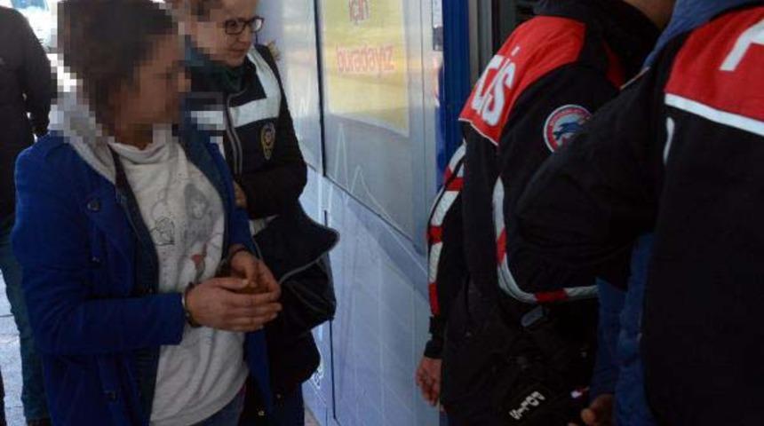 Buluşmak i&ccedil;in eve &ccedil;ağırıp d&ouml;v&uuml;p, gasp ettiler! Savunması 'pes' dedirtti