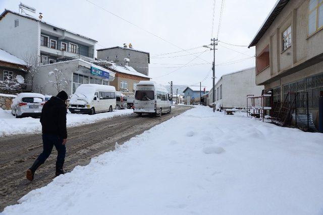 Çelikhan’da kar yağışı ulaşımda zorluk yaşattı