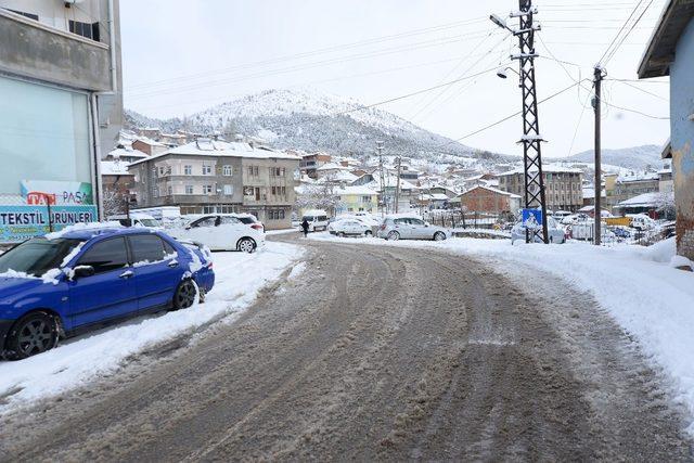 Çelikhan’da kar yağışı ulaşımda zorluk yaşattı