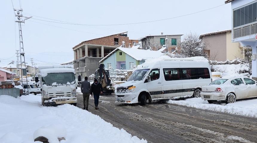 &Ccedil;elikhan&rsquo;da kar yağışı ulaşımda zorluk yaşattı