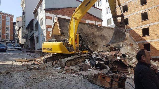 Esenyurt'ta iş makinesinin üzerine yıkımını yaptığı bina çöktü