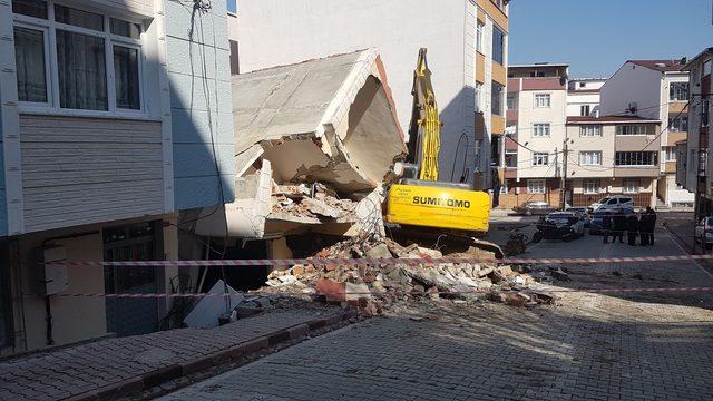 Esenyurt'ta iş makinesinin üzerine yıkımını yaptığı bina çöktü