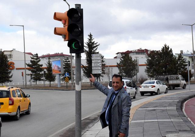 Trafik lambalarındaki yeşil ışıklar 'hilal' şeklini aldı