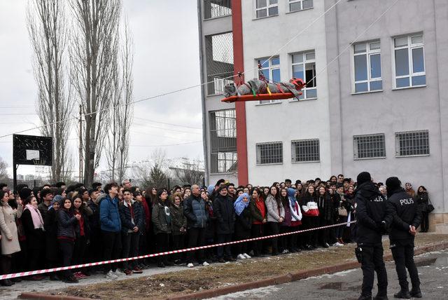 Okuldaki tatbikat gerçeğini aratmadı