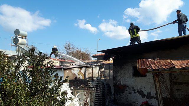 Kafede kaynak yapılırken, bitişikteki restoranın deposu yandı