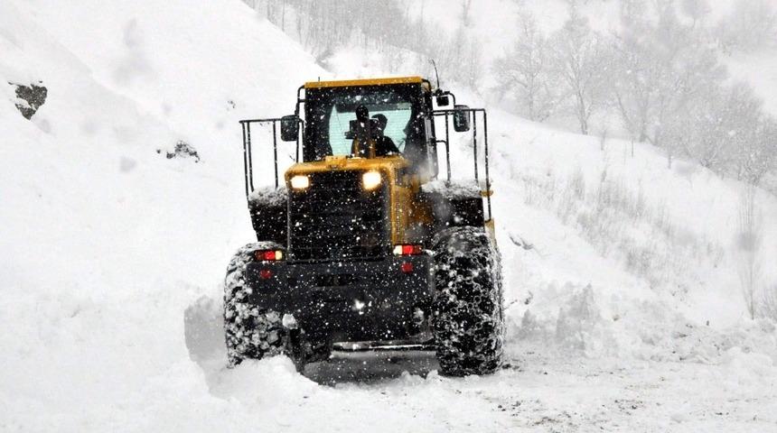 Siirt’te kapanan köy yolları için çalışmalar devam ediyor