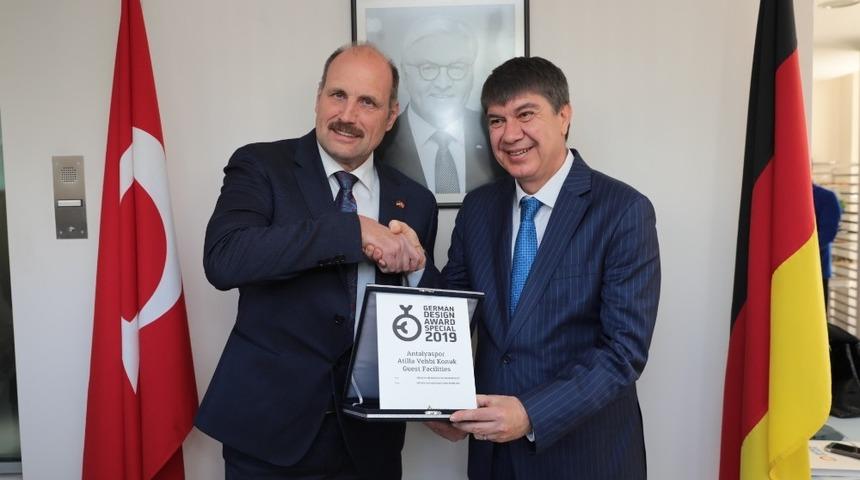 T&uuml;rel Almanya&rsquo;nın en prestijli &ouml;d&uuml;l&uuml;n&uuml; aldı