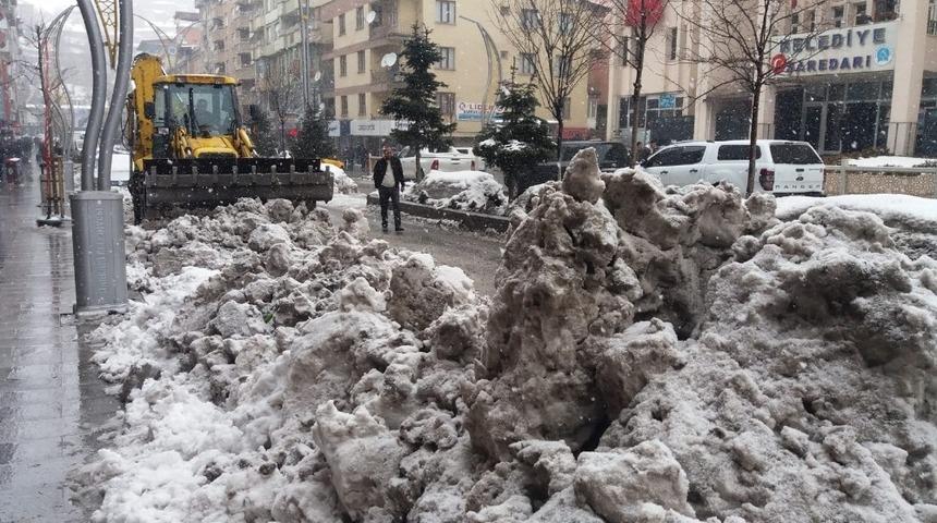 Belediye ekipleri karla m&uuml;cadele ediyor