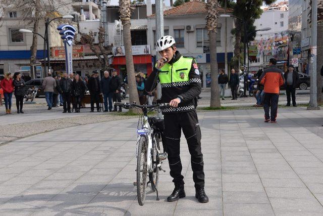 Dikili’de bisikletli polis timleri törenle göreve başladı