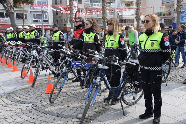 Dikili’de bisikletli polis timleri törenle göreve başladı