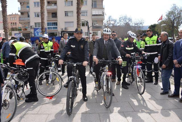 Dikili’de bisikletli polis timleri törenle göreve başladı