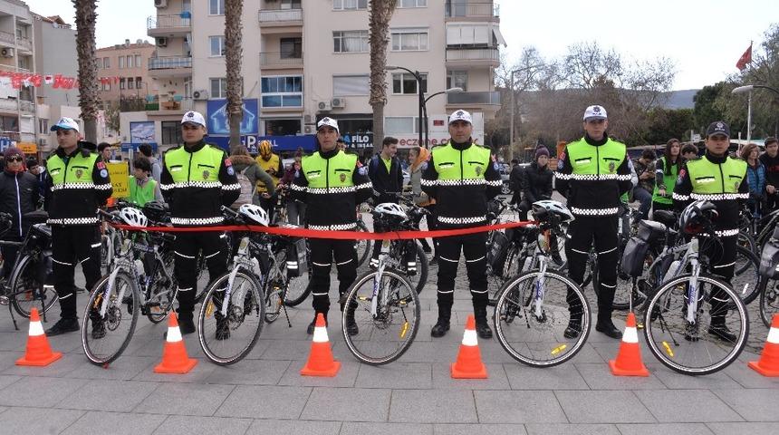 Dikili’de bisikletli polis timleri törenle göreve başladı
