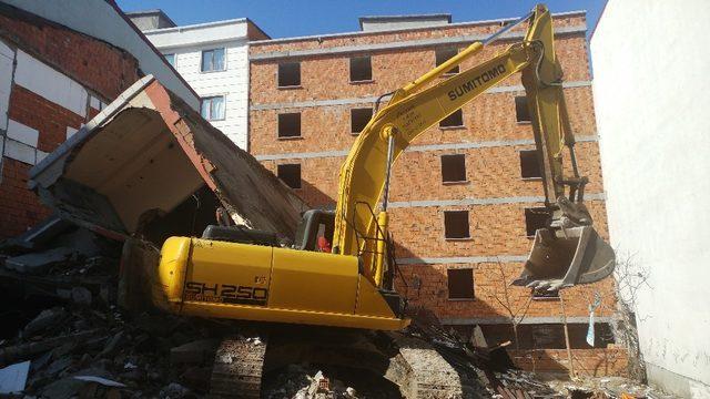 Esenyurt’ta bina iş makinesinin üzerine devrildi