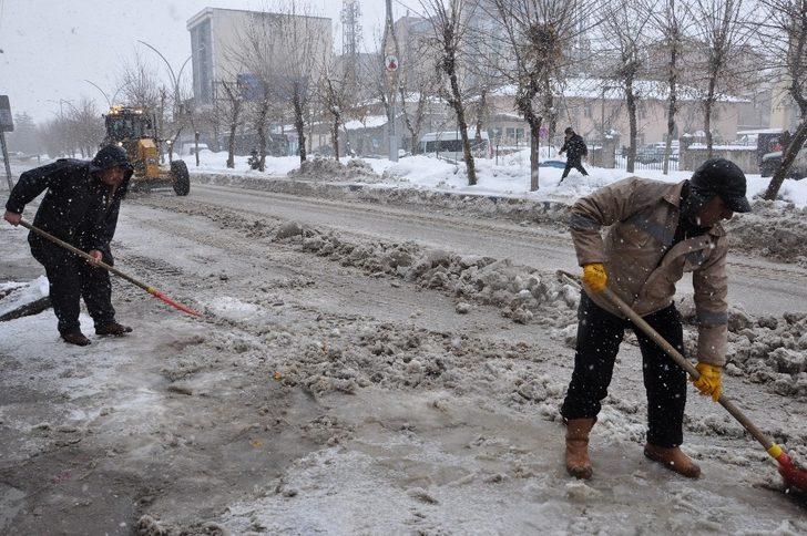 Yüksekova’da yoğun kar yağışına rağmen karla mücadele G3