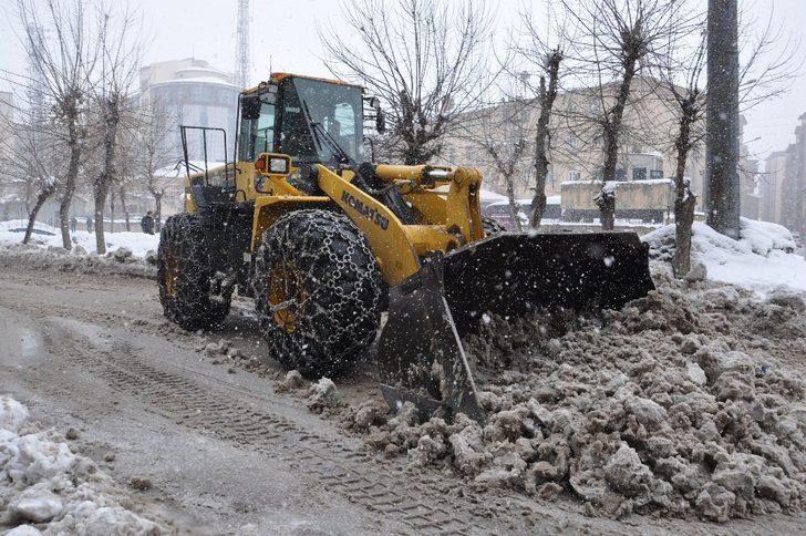 Yüksekova’da yoğun kar yağışına rağmen karla mücadele G5