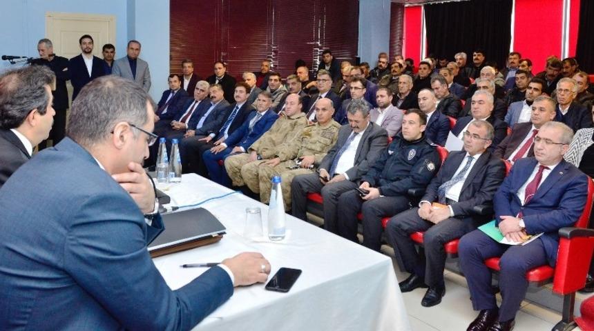 Vali G&uuml;zeloğlu, Lice&rsquo;de muhtarlarla bir araya geldi