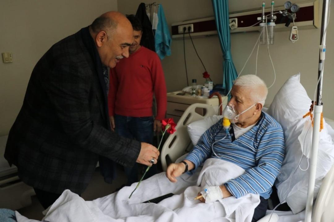 Şahin eşi ile birlikte hastaları ziyaret edip moral verdi