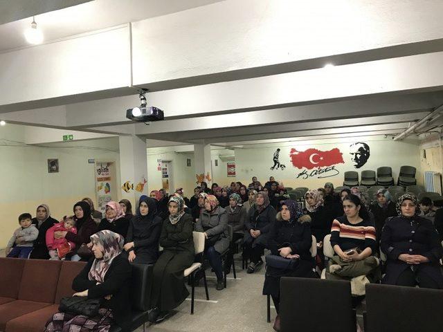 Öğrenci velilerine anne ve baba tutum semineri düzenlendi