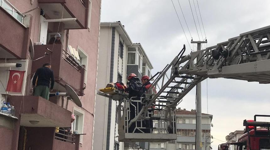 Apartmanın 4. katından d&uuml;şen kadın yaralandı