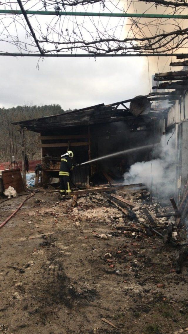 İki katlı ev yangında küle döndü