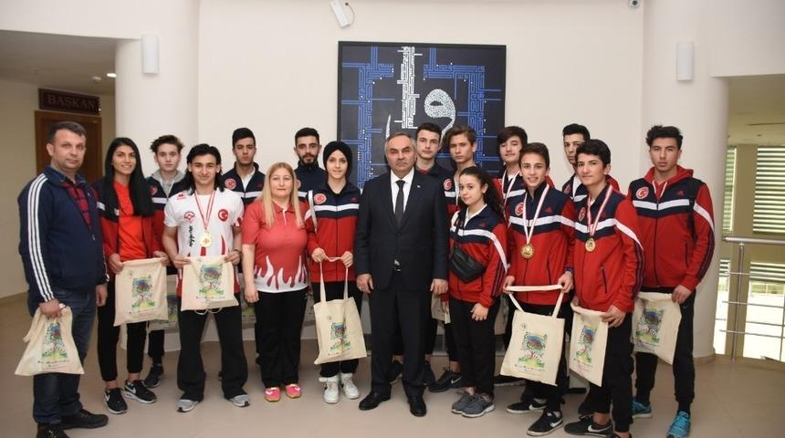 Şampiyon sporculardan Başkan Ay&rsquo;a ziyaret