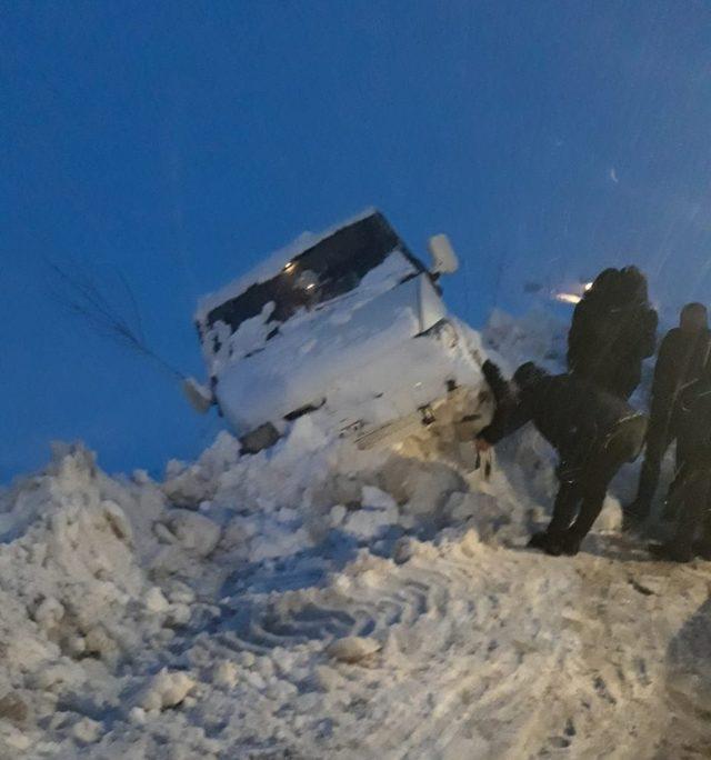 Kaza yapan ticari araç şarampole devrilmekten son anda kurtuldu