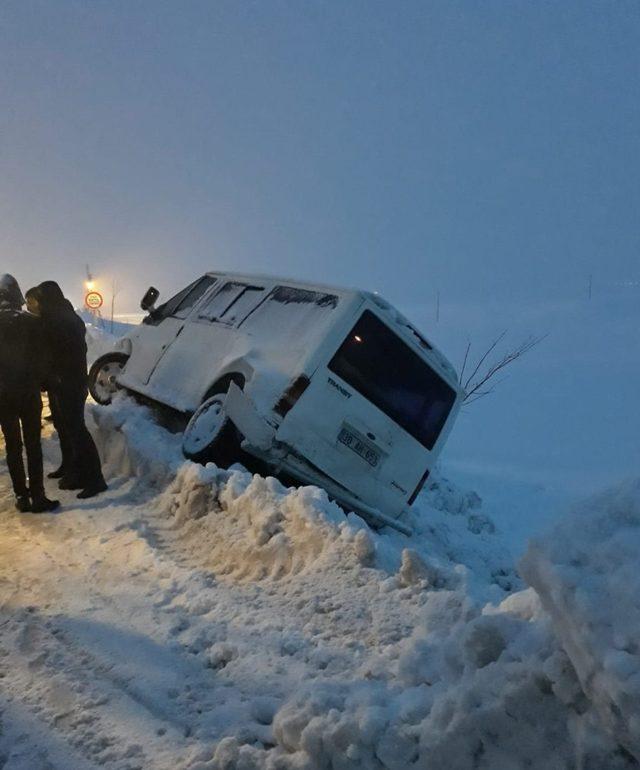 Kaza yapan ticari araç şarampole devrilmekten son anda kurtuldu