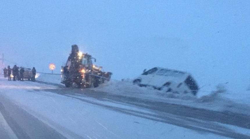 Kaza yapan ticari ara&ccedil; şarampole devrilmekten son anda kurtuldu