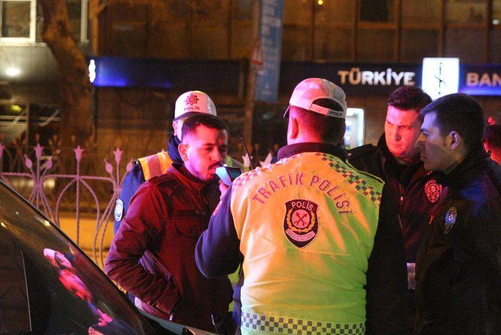 Takla atan otomobilden burunları bile kanamadan çıktılar G4