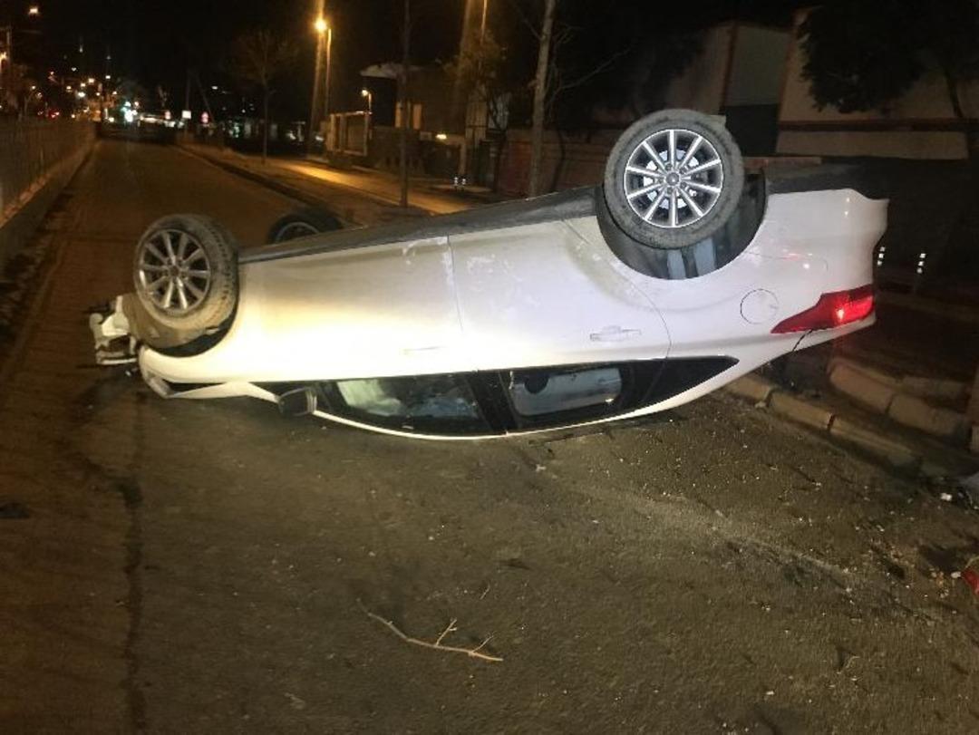 Takla atan otomobilden burunları bile kanamadan &ccedil;ıktılar