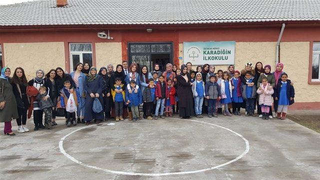 Öğrenciler harçlıklarıyla köy okulundaki kardeşlerine hediye aldı