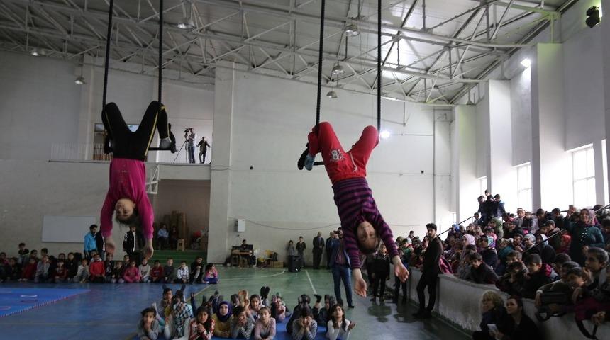 &Ouml;ğrencilerden sirk ve sokak sanatları g&ouml;sterisi