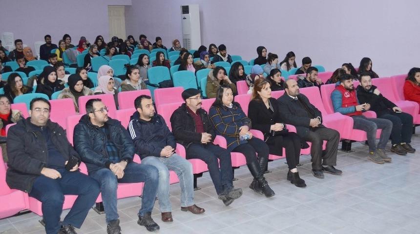 &Ccedil;emişgezek&rsquo;te "Toplumsal Yaşam ve Gen&ccedil;lik" konferansı