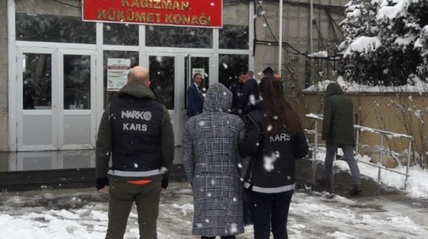 Kars&rsquo;ta esrarı v&uuml;cuduna saran kadın yakayı ele verdi