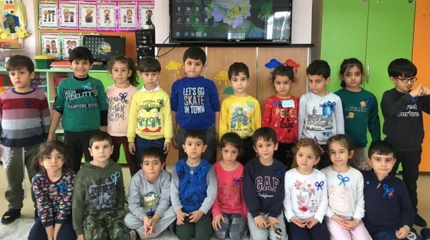 Minik &ouml;ğrenciler mavi kurdele taktı
