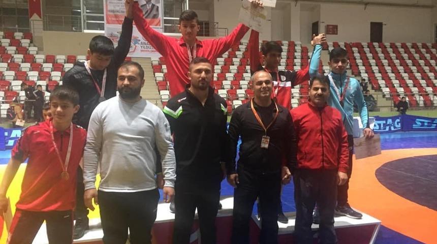 Vanlı güreşçiler 7 madalyayla döndüler