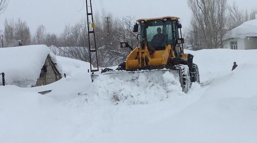 Elazığ&rsquo;da karla kapanan 70 k&ouml;y yolu a&ccedil;ıldı, 68&rsquo;inde &ccedil;alışma s&uuml;r&uuml;yor