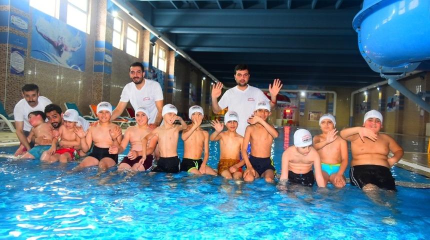 İpekyolu Belediyesinden &ouml;zel &ouml;ğrenciler i&ccedil;in y&uuml;zme kursu