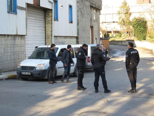 Ümraniye'de polisle şüpheliler arasında kovalamaca kaza ile sonlandı (1)