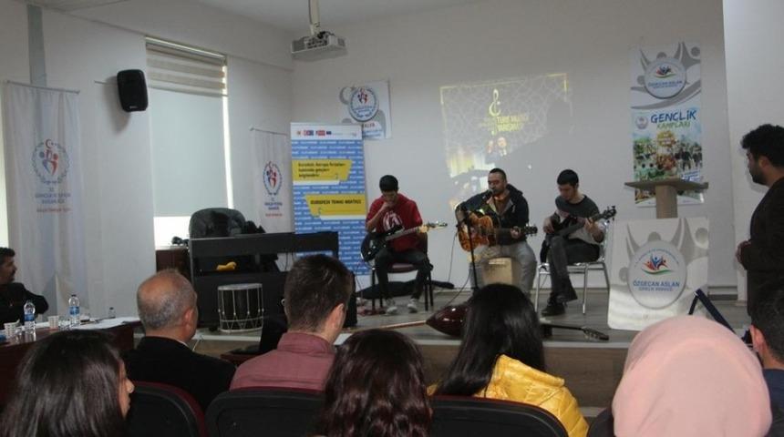 T&uuml;rk Halk M&uuml;ziği Yarışması&rsquo;nın birincisi A&Uuml; oldu