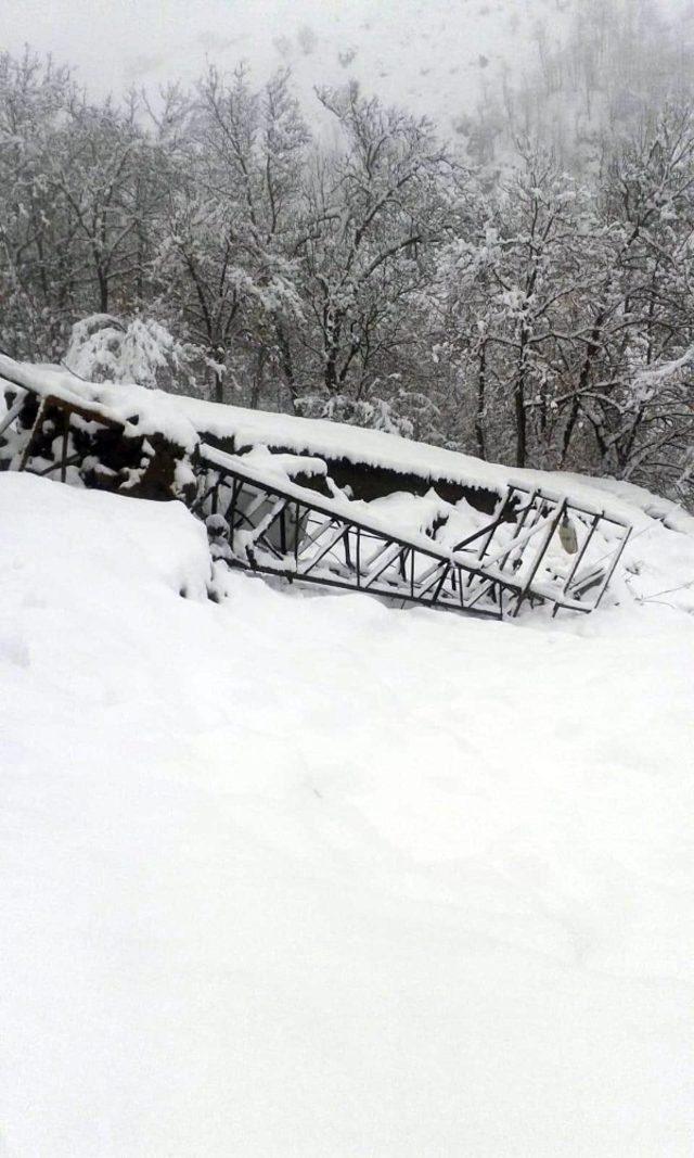 Kar yağışı Şirvan’da elektrik şebekesini vurdu