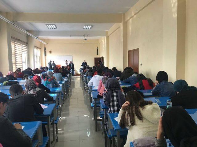 &Uuml;niversite&rsquo;ye hazırlık yapan &ouml;ğrencilere ger&ccedil;eğini aratmayan deneme sınavı 2