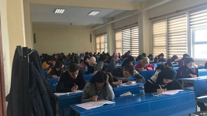 &Uuml;niversite&rsquo;ye hazırlık yapan &ouml;ğrencilere ger&ccedil;eğini aratmayan deneme sınavı